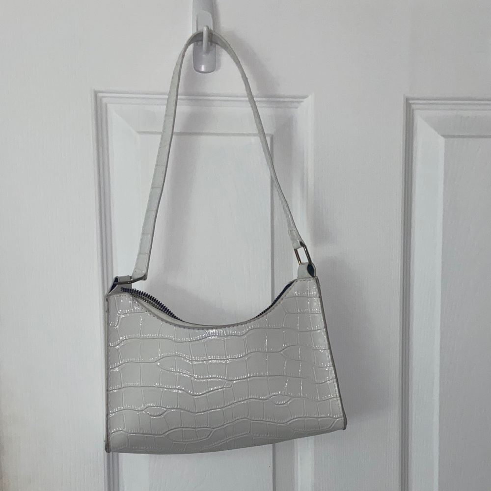 Chic Crocodile-Embossed Shoulder Bag in Light Gray